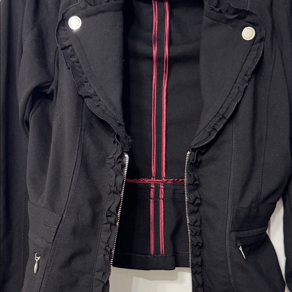Trendy Black Ruffled Blazer - Picture 6 of 7